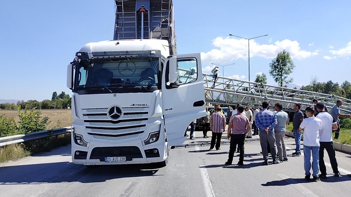 Erzurum'da damperi açık tır, EDS direğini devirdi