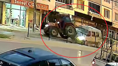 Bursa'da minibüsün traktöre çarptığı kaza kamerada: 10 yaralı