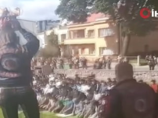 Litvanya'da cuma namazına çirkin saldırı: Korna basıp, domuz başı gösterdiler