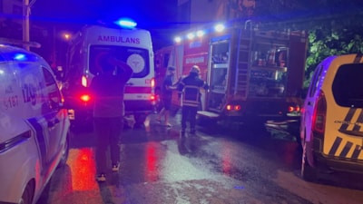 Kocaeli'de çardakta çıkan yangın 3 katlı binaya sirayet etti: 1 kişi yaralandı