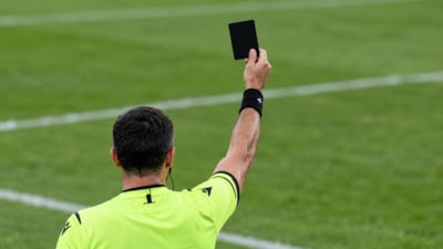 Futbolda siyah kart gösterilecek: İşte anlamı
