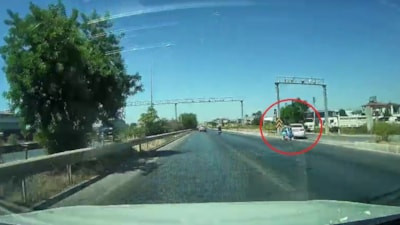 Antalya'da motosikletin otomobile çarpıştığı anlar kamerada
