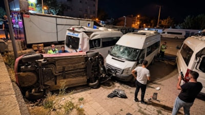 Malatya'da otomobil otoparka uçtu, sürücü yaralandı