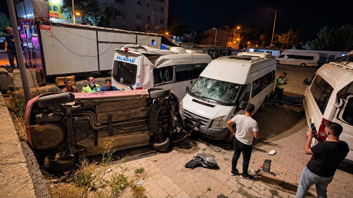 Malatya'da otomobil otoparka uçtu, sürücü yaralandı