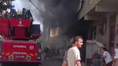 İstanbul'da 2 katlı binada çıkan yangında mahsur kalan 2 kişi kurtarıldı