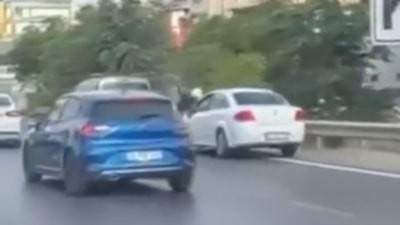 Pendik'te emniyet şeridinde kaza: Motosiklete otomobil çarptı