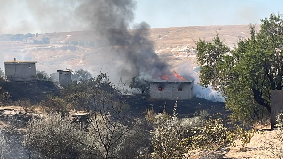 Nevşehir'de otluk alanda yangın: 7 bağ evi küle döndü