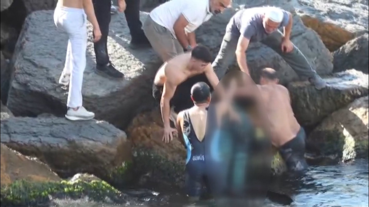 İstanbul'da zıpkınla balık avlayan şahıs boğulma tehlikesi geçirdi