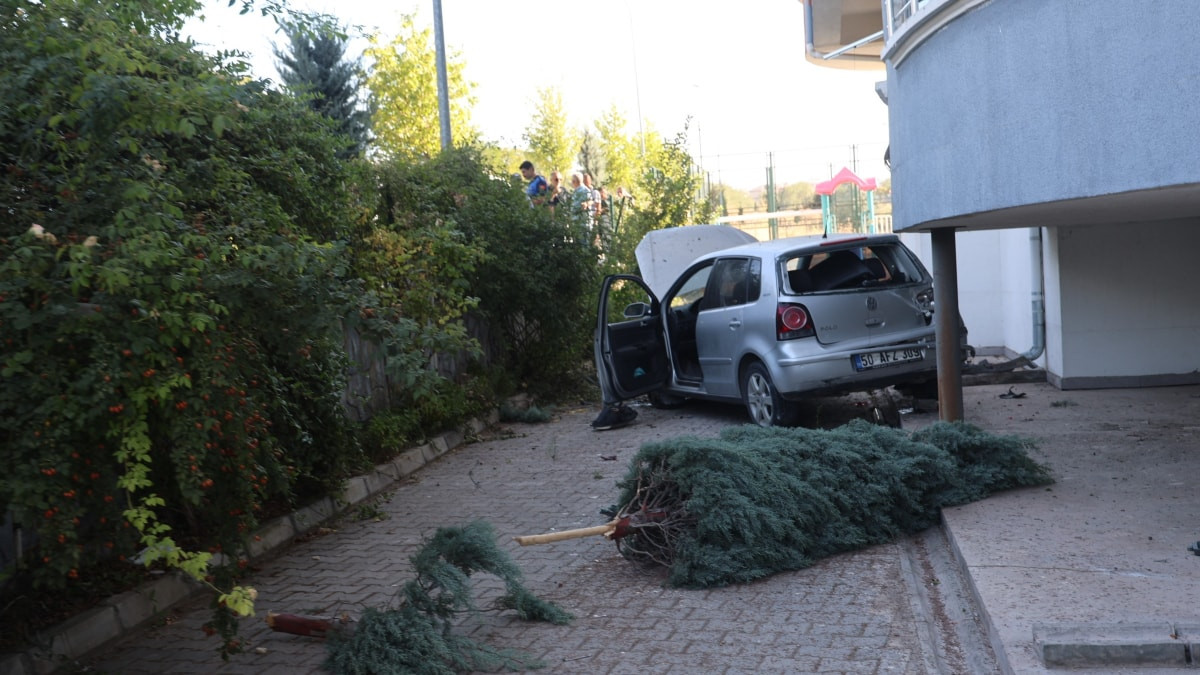 Nevşehir'de kontrolden çıkan otomobil apartmanın bahçesine düştü