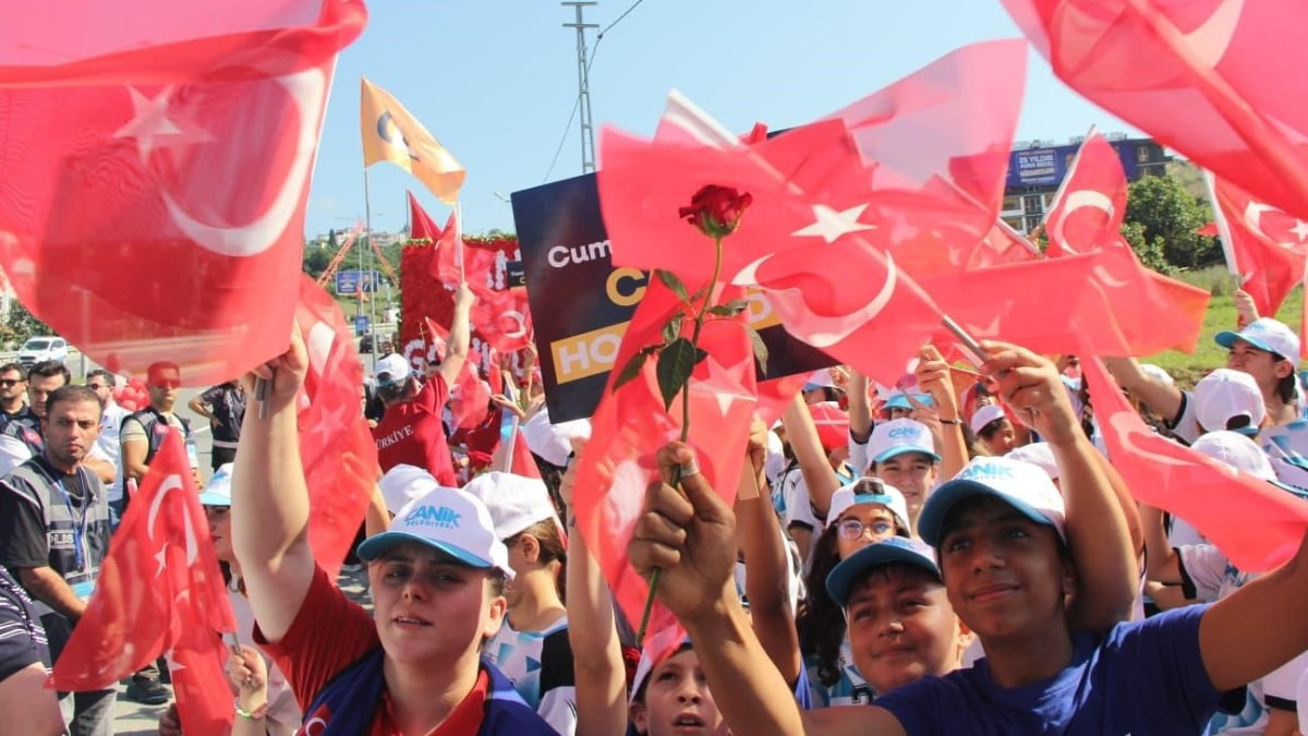 Cumhurbaşkanı Erdoğan, Canik'te yoğun ilgiyle karşılandı