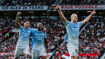 Manchester derbisinde City 10 kişiyle kazandı