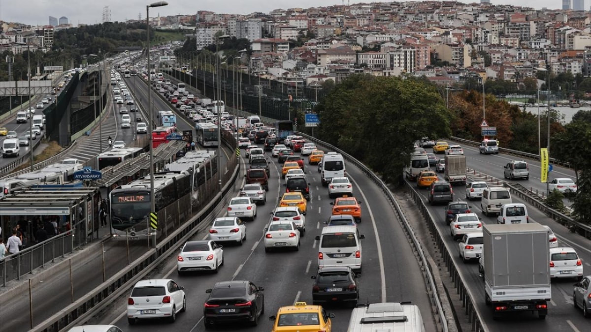 Okullar açıldı: İstanbul'da trafik durma noktasına geldi
