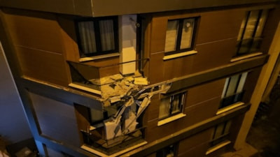 İstanbul'da alkollü sürücü binaya çarptıktan sonra bahçeye uçtu: 2 yaralı