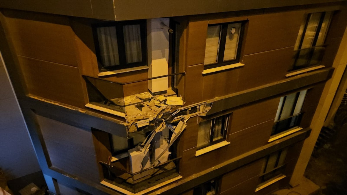 İstanbul'da alkollü sürücü binaya çarptıktan sonra bahçeye uçtu: 2 yaralı