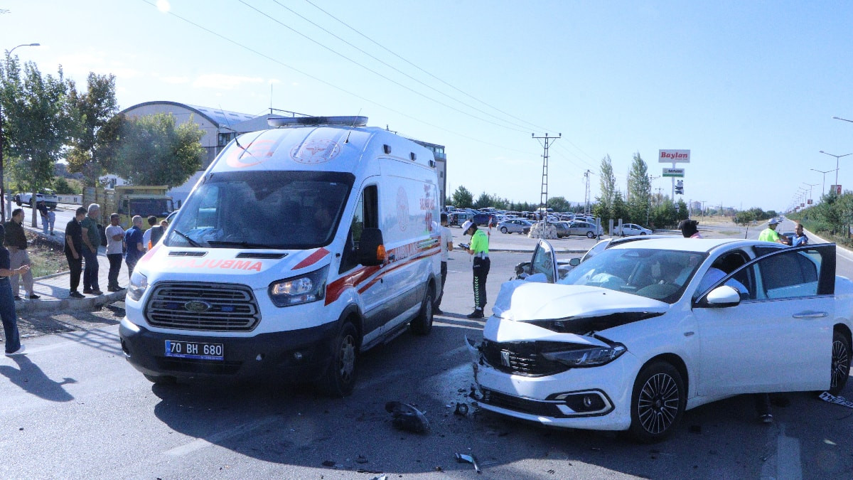 Karaman'da iki otomobil birbirine girdi