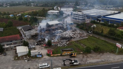 Düzce'de kapı imalat fabrikası yandı