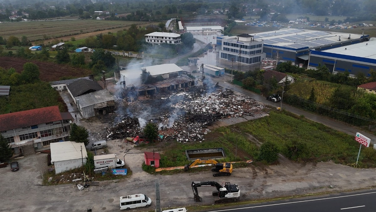 Düzce'de kapı imalat fabrikası yandı