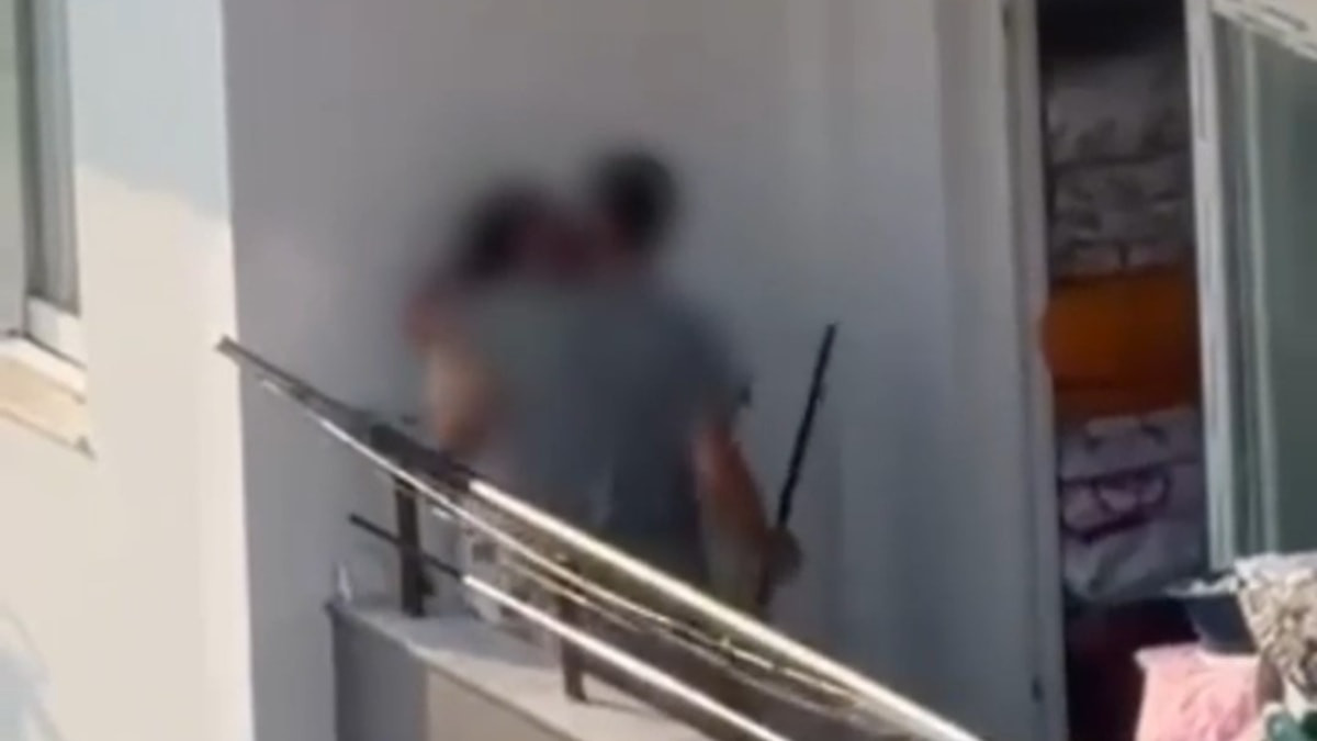 Adana'da balkonda dehşet anları: Kadını sopayla darbetti