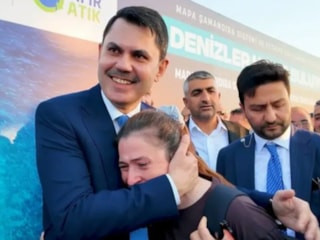 Bakan Murat Kurum ile Hataylı depremzedenin duygulandıran karşılaşması