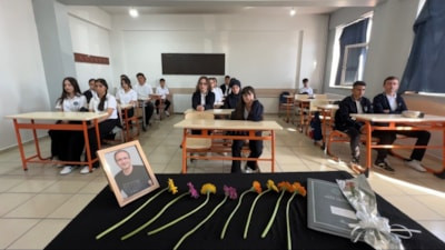 Yüksekova’da yeni eğitim yılının ilk günü hüzünle başladı: Öğretmen İkram Anuk unutulmadı