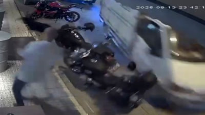 Isparta'da temizlik yapan esnaf kamyonetin altında kalmaktan son anda kurtuldu