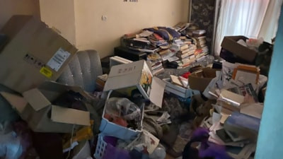 Amasya'da kötü koku yayan 3 katlı evden 1 ton çöp çıktı