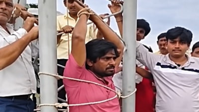 Hindistan'da 5G’yi beğenmeyen köylüler teknisyeni kuleye bağladı