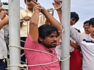 Hindistan'da 5G’yi beğenmeyen köylüler teknisyeni kuleye bağladı