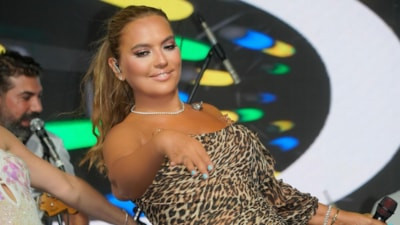 Sahnede fit hali dikkat çekti! Demet Akalın resmen eridi