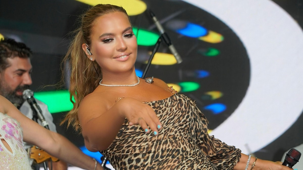Sahnede fit hali dikkat çekti! Demet Akalın resmen eridi