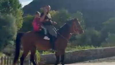 Tokat'ta ilk günde yeğenini okula atla götürdü