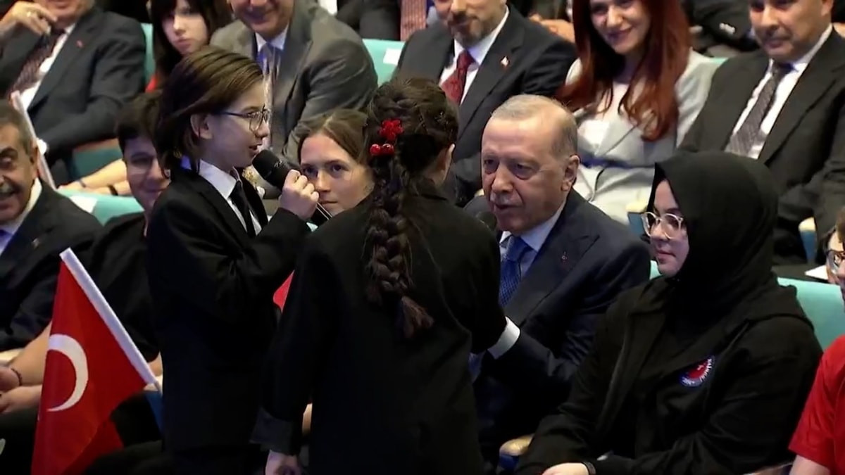 Cumhurbaşkanı Erdoğan, öğrencilerle 'Çayelinden Öteye' türküsünü söyledi