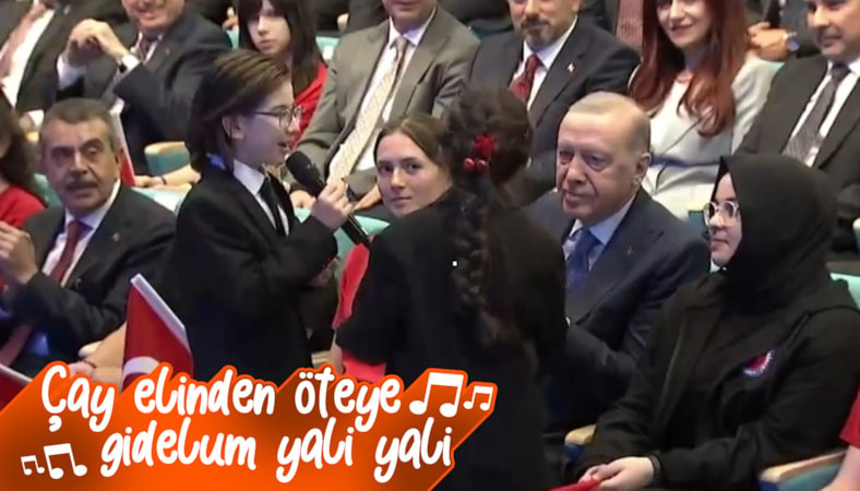 Cumhurbaşkanı Erdoğan, öğrencilerle 'Çayeli'nden Öteye' türküsünü söyledi