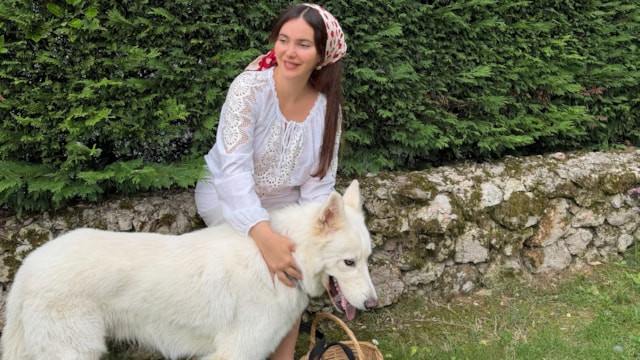 Almila Ada'dan karnı burnunda pozlar