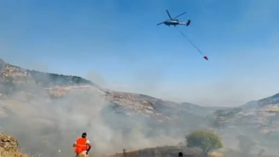 Tunceli'de çıkan yangına müdahale ediyor