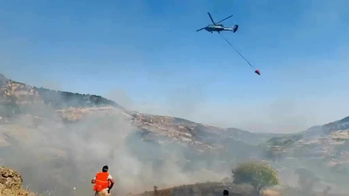 Tunceli'de çıkan yangın müdahale ediyor