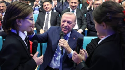 Cumhurbaşkanı Erdoğan, öğrencilerle 'Çayeli'nden Öteye' türküsünü söyledi