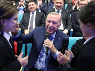 Cumhurbaşkanı Erdoğan, öğrencilerle 'Çayeli'nden Öteye' türküsünü söyledi