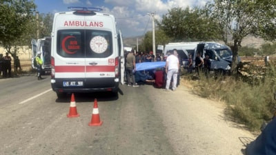 Manisa'da tarım işçilerini taşıyan minibüs ağaca çarptı