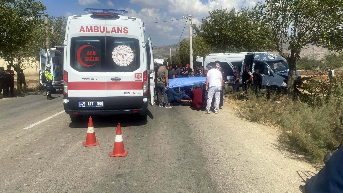 Manisa'da tarım işçilerini taşıyan minibüs ağaca çarptı