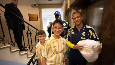 Nathan Ake'nin elindeki yastığın sebebi belli oldu