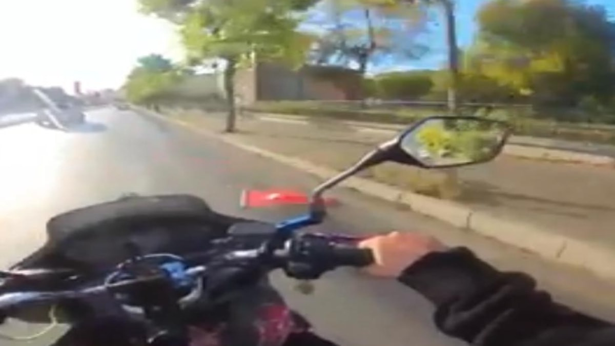 Eskişehir'de Türk bayrağının yere düştüğünü gören sürücü kayıtsız kalmadı