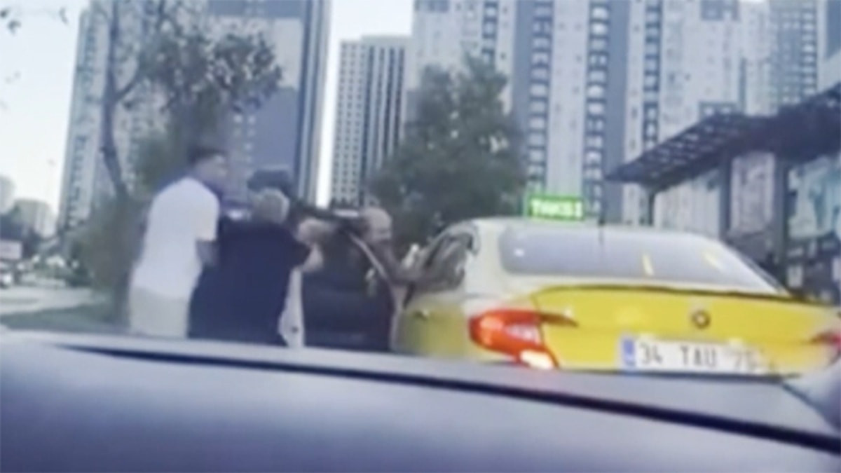 İstanbul Esenyurt’ta trafikte kavga: Taksiciyi yumrukladı