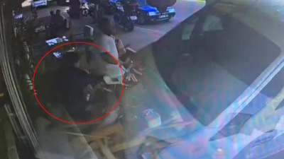 Antalya'da minibüs kafeye daldı: 1 yaralı