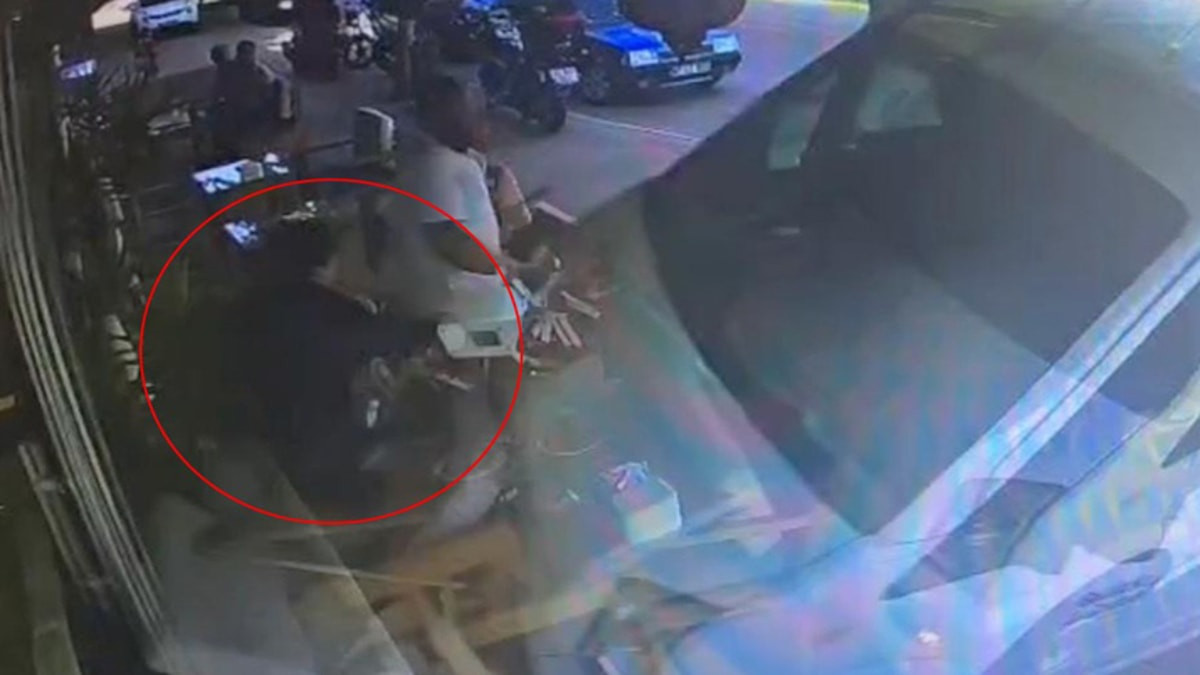 Antalya'da minibüs kafeye daldı: 1 yaralı