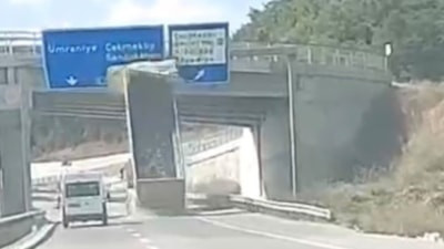 İstanbul Çekmeköy'de kamyonun dorsesi üst geçide çarptı