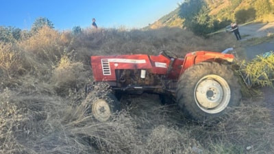 Manisa'da devrilen traktörün altında kalan sürücü öldü
