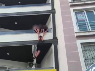 Hatay'da polis baskınından kaçmaya çalışan şahıs kamerada