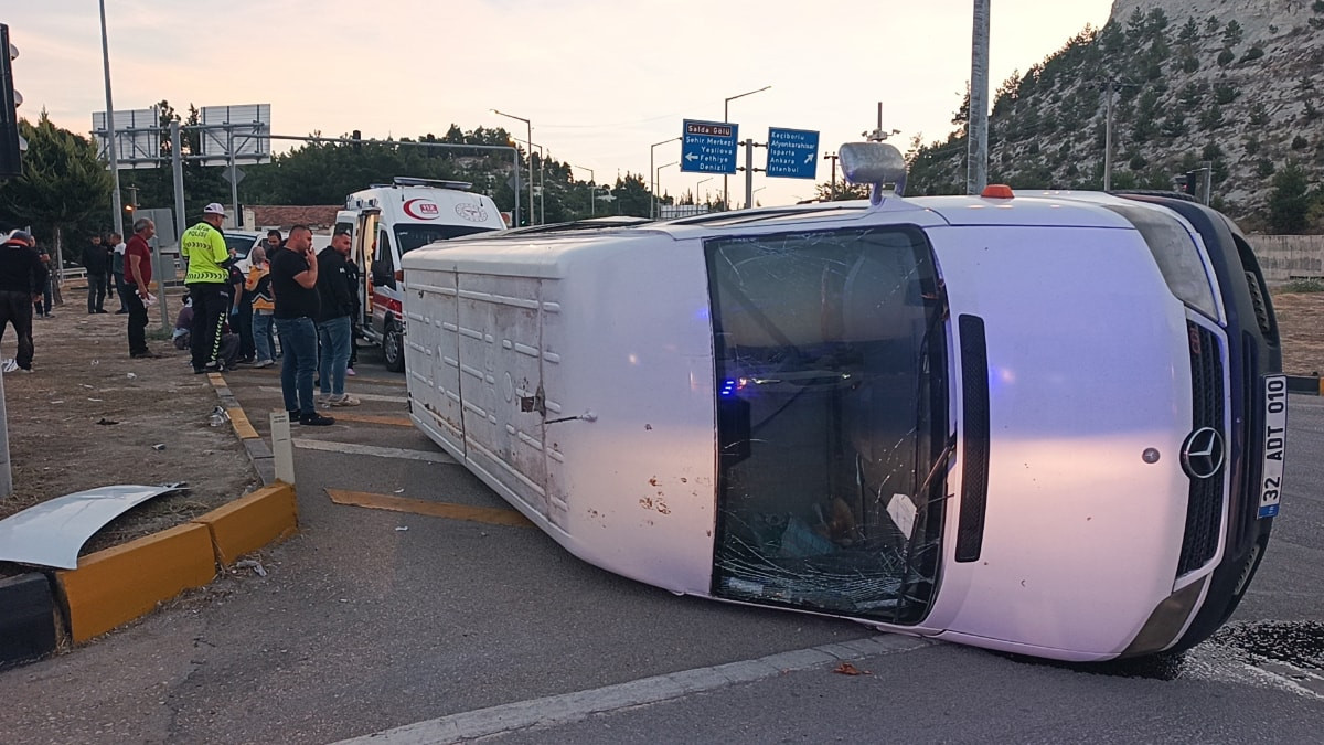 Burdur'da minibüsler çarpıştı: 10 tarım işçisi yaralandı