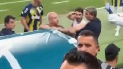 İsmail Yüksek maç sonu taraftarla tartıştı